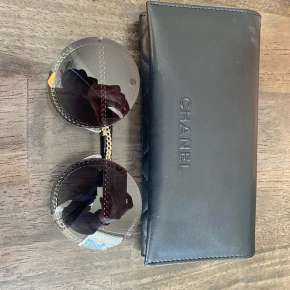 Chic Black Sunglasses with Chain Detail - Picture 5 of 15